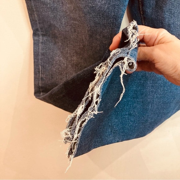 LEVI’S Sz 31 Wedgie Straight Mid-Wash Torn Knee  Button Fly Raw Hem Jeans - Picture 3 of 9